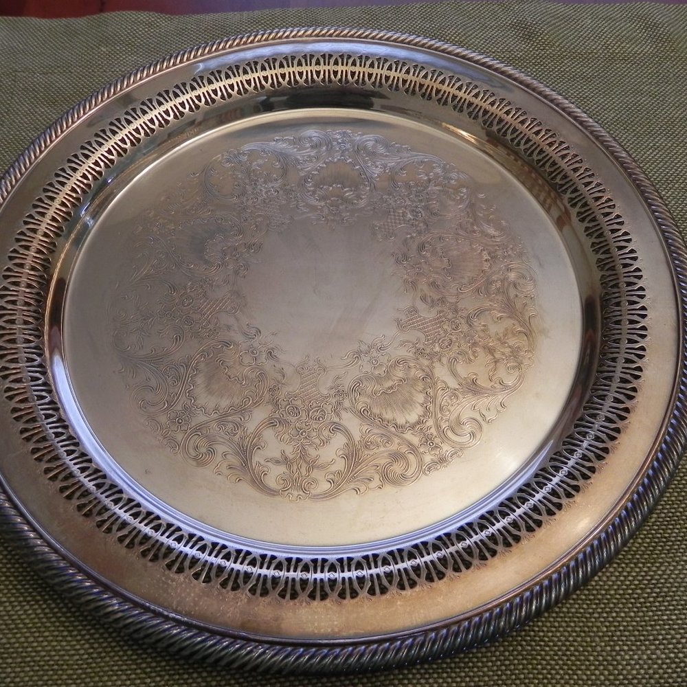 Vintage Wm. Rogers Silver Plate Serving Tray/Platter 12” inch Round. Excellent